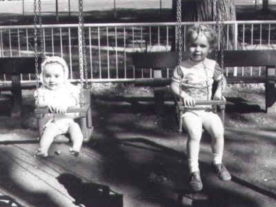 Isabelle Ascah à gauche  et son frère Alexis au parc La Fontaine  en 1984